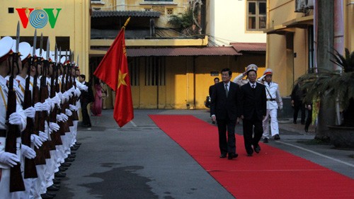 President extends New Year greetings to police officers, Red Cross Society - ảnh 1